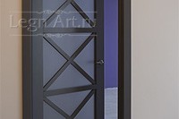 Модель двери темного цвета