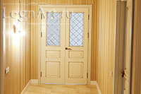 Дверь белого цвета со стеклом