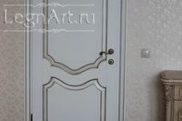 Белая одностворчатая дверь           в классическом стиле