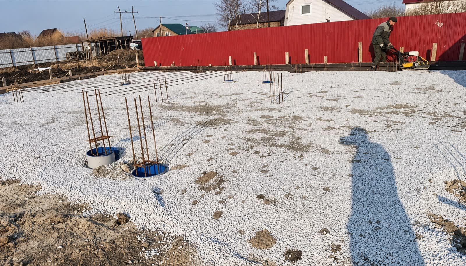Подготовленное основание производственного цеха с выпусками арматуры