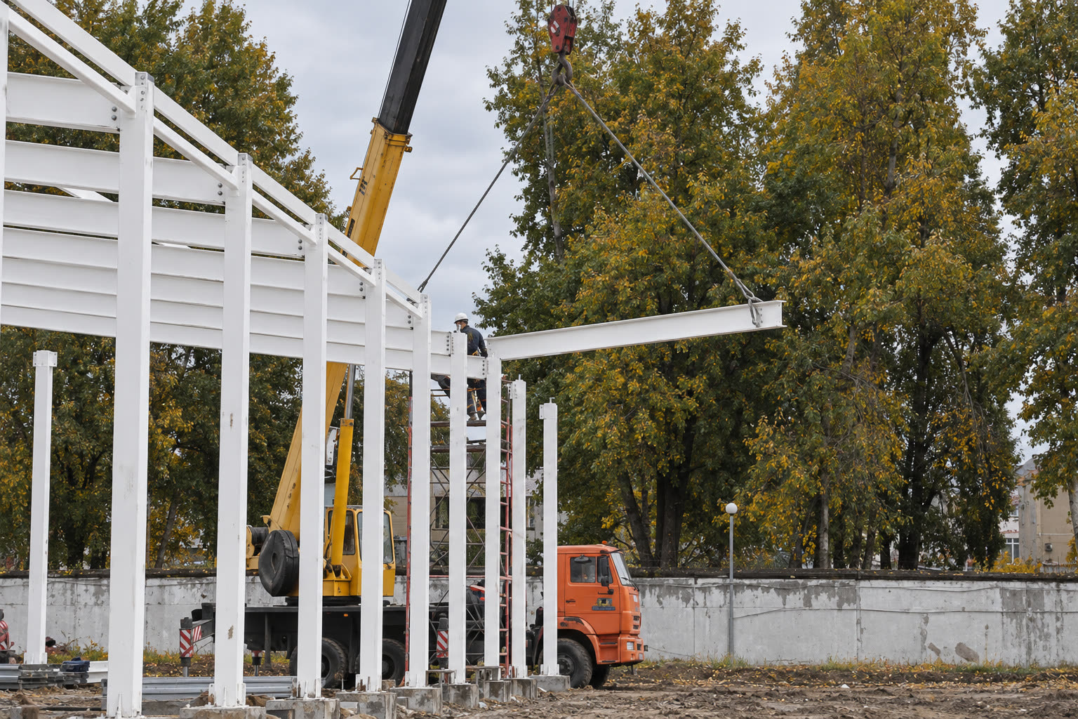 Монтаж ригелей металлокаркаса автомобильным краном